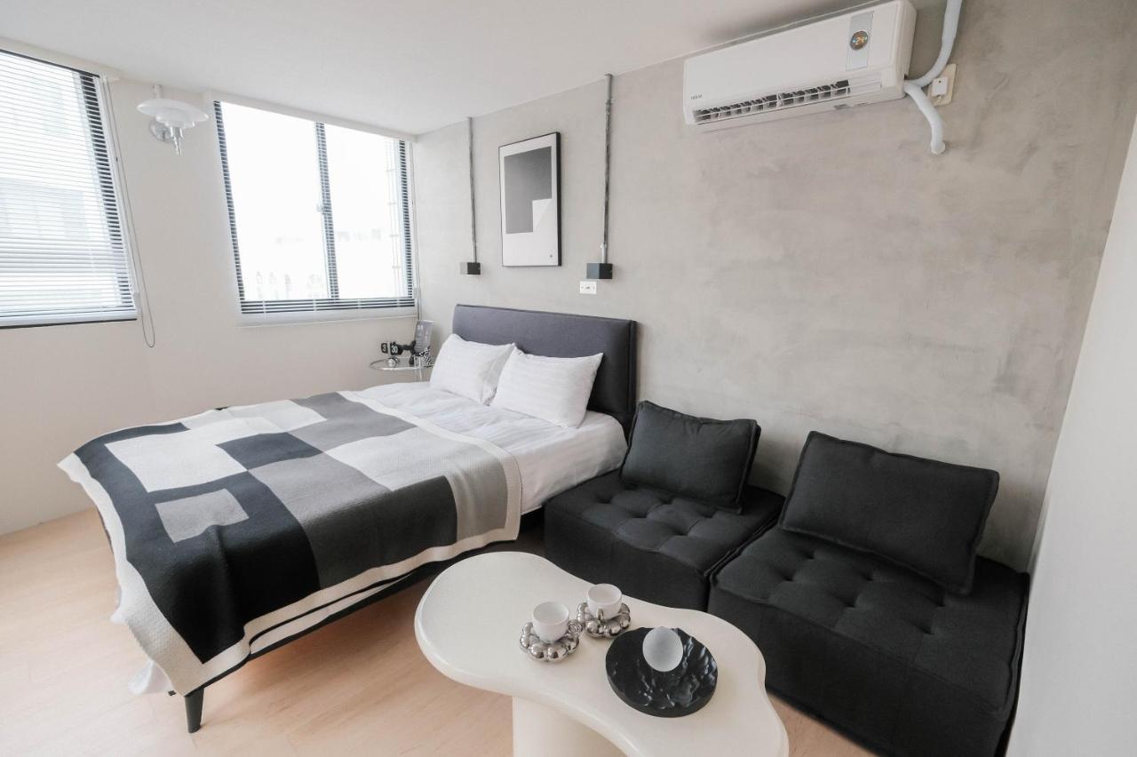 七七漫旅 Seven77 Lägenhet Tainan Exteriör bild